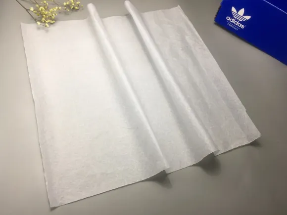 Giấy Hút Ẩm Có Thực Sự Cần Thiết Trong Đóng Gói May Mặc?
